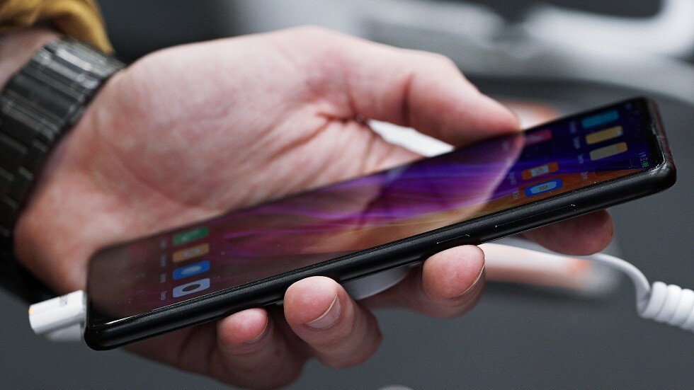 Xiaomi تطرح هاتفا بشاشة مرنة وكاميرا مخفية!