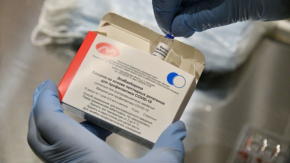 العلماء يدرسون فعالية لقاح "EpiVacCorona" الروسي