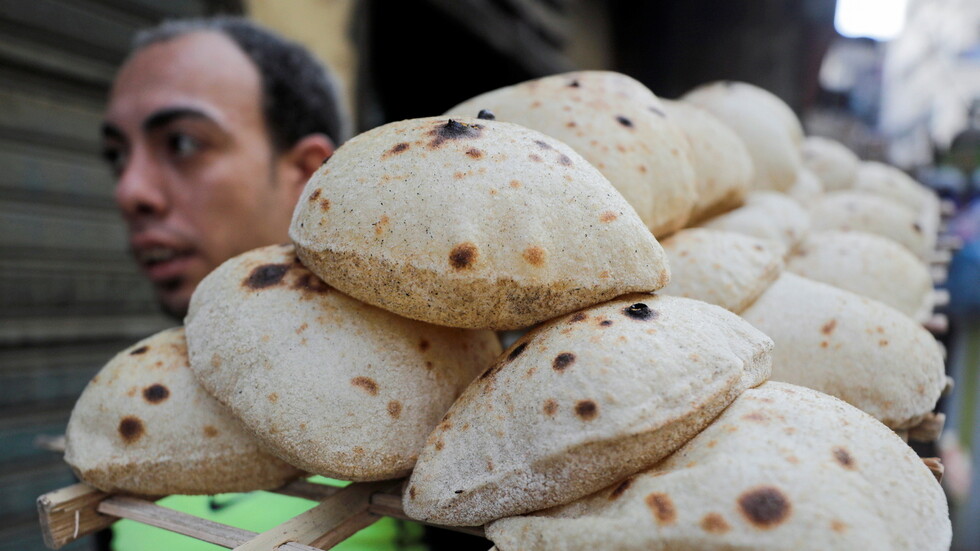 بالأرقام.. خبير يكشف سبب تصريحات السيسي حول رفع سعر الخبز في مصر