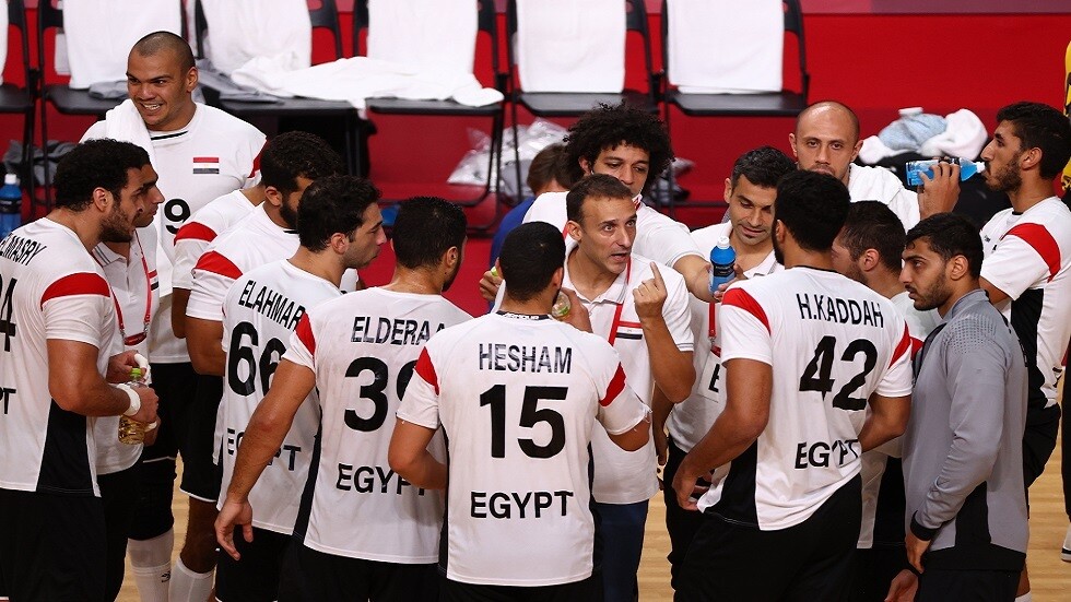 نجم كرة اليد المصرية يذرف الدموع عقب مباراته الأخيرة مع "الفراعنة" (فيديو)