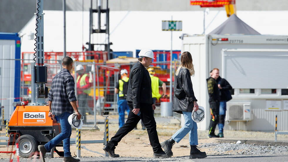 "سبيس إكس" تنتهي من تجميع أطول صاروخ في التاريخ
