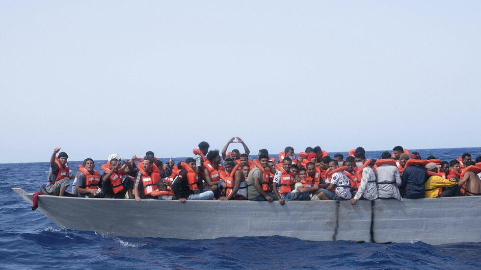 سفينة إنقاذ تقل 257 مهاجرا ترسو في ميناء بجزيرة صقلية الإيطالية