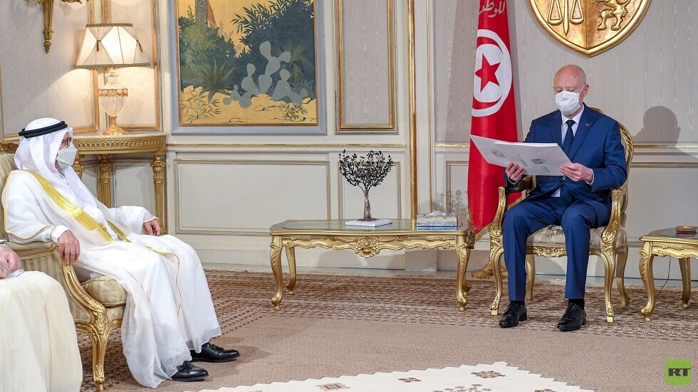 داعمة لمواقفه وقراراته.. رئيس تونس يلتقي أنور قرقاش في قصر قرطاج ويتسلم رسالة من الرئيس الإماراتي