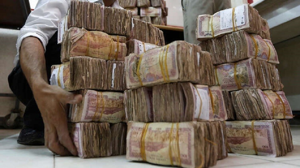 الريال اليمني يهوي إلى مستويات قياسية جنوبي البلاد والدولار يلامس 1100 ريال