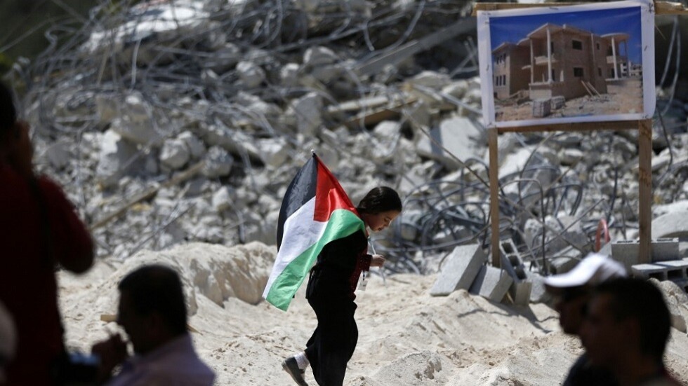أفراد عائلة فلسطينية بالقدس يعيشون في الخيام بعد أن هدموا منازلهم قسريا (صور)