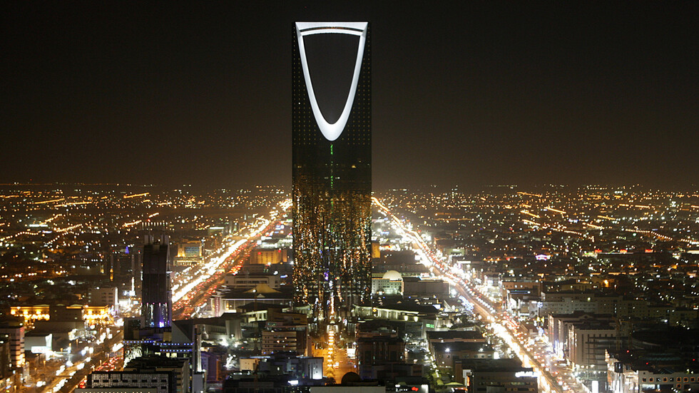 السعودية.. القبض على وافدين انتحلوا صفة رجال أمن وسرقوا أموالا