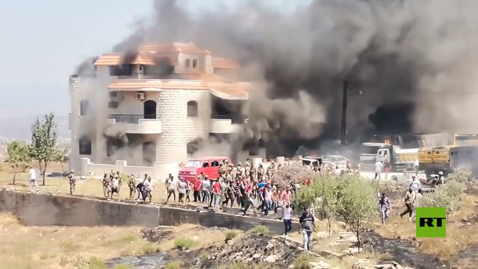لبنان..اقتحام منزل صاحب خزان الوقود الذي خلف انفجاره 28 قتيلا وإضرام النار فيه وسط محاولات تهدئة
