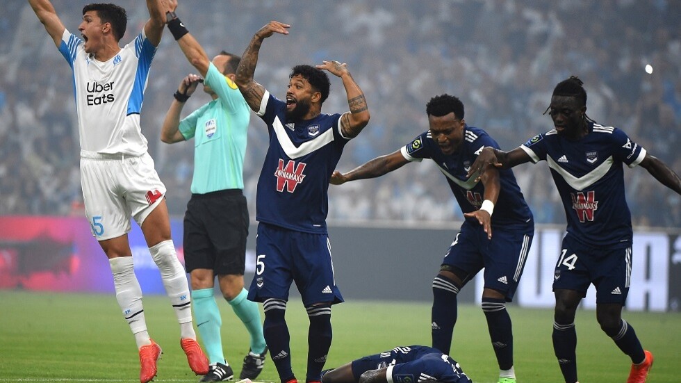 شاهد.. مهاجم بوردو يرعب اللاعبين والجماهير بسقوطه المفاجئ من "حائط الصد"