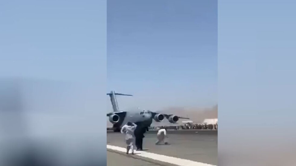 مشاهد جديدة لأفغان يحاولون مغادرة كابل على أجنحة الطائرات