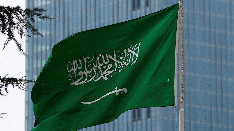 عضو بهيئة كبار العلماء في السعودية: التحايل على "السعودة" خيانة للوطن