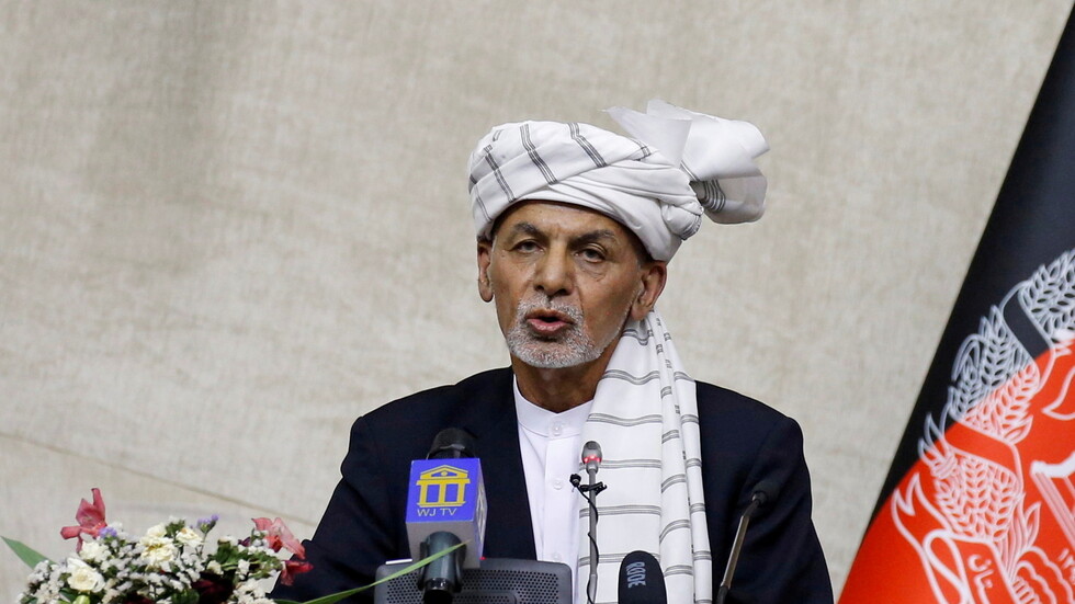 أشرف غني: مزاعم فراري بالأموال من أفغانستان كاذبة.. لم أكن أملك سوى عمامتي وأحذيتي