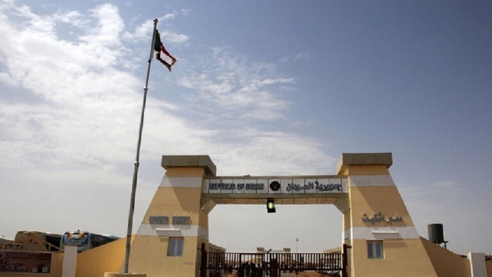 مسؤول يكشف تفاصيل انفجار شاحنة مواد كيميائية عند معبر حدودي بين السودان ومصر (صور + فيديو)