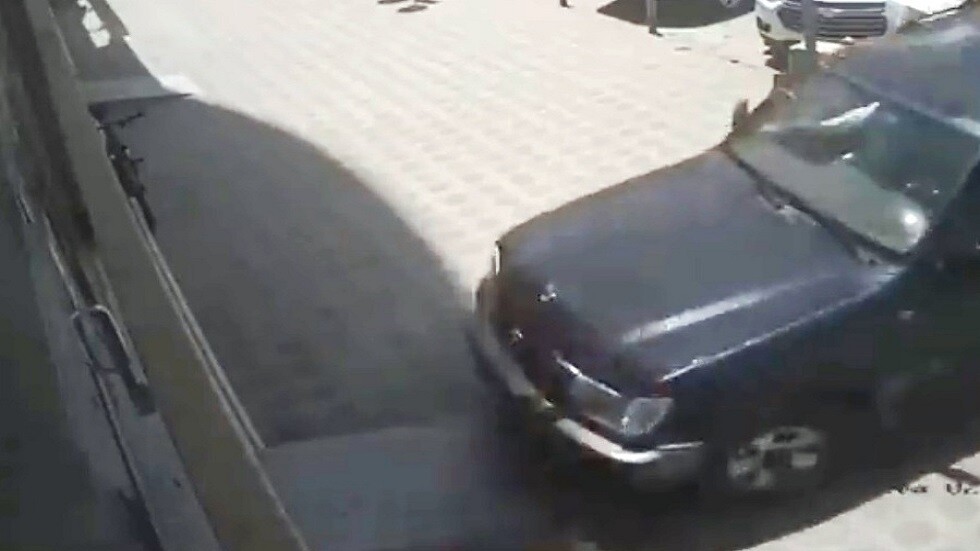 امرأة سعودية تدمر محلا بسيارتها خلال تدربها على القيادة (فيديو)