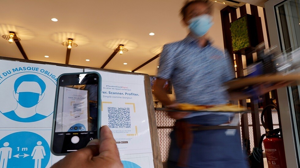 شاب إيطالي يوشم رمز QR على ذراعه ليثبت أنه تلقى لقاحا ضد كورونا