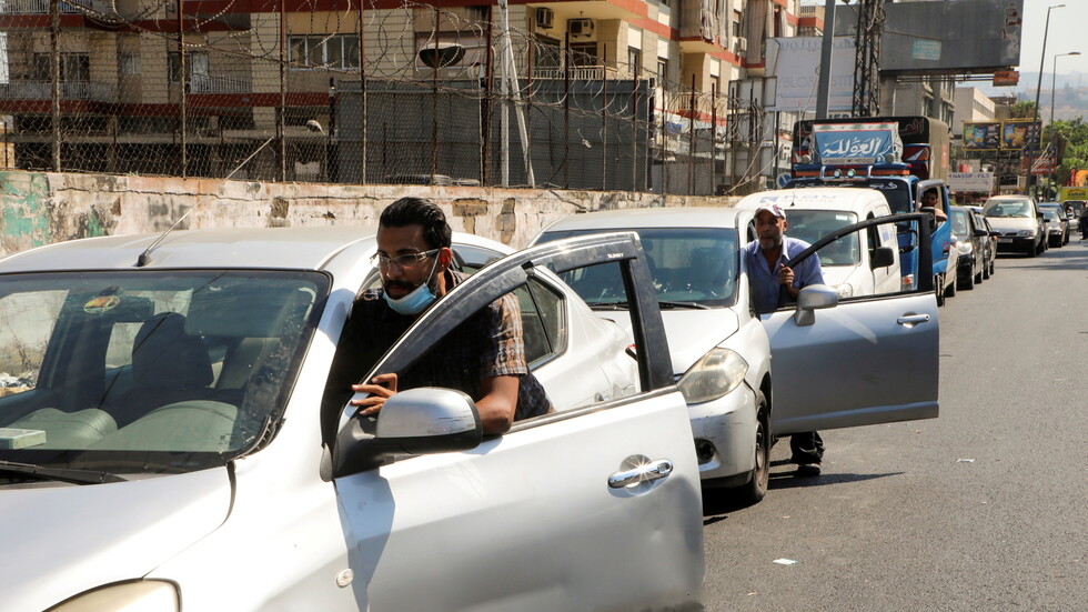 انتظر 5 ساعات ولم يملأ سيارته.. ممثل ومقدم برامج مصري يوثق معاناته على محطة الوقود في لبنان (فيديو)