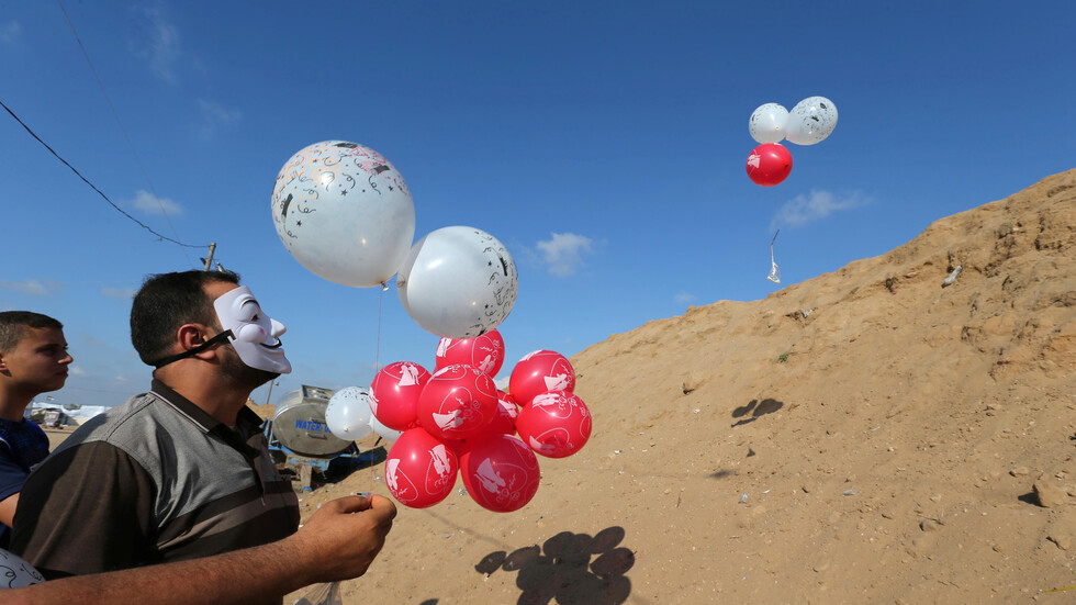 فلسطينيون يستهدفون بلدات غلاف قطاع غزة بالبالونات الحارقة