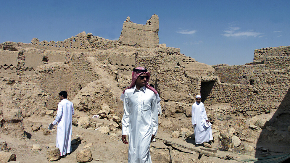 السعودية.. رحلات سياحية جوية بالمروحية في المملكة تغطي تكوين صخري شهير وأعجوبة هندسية