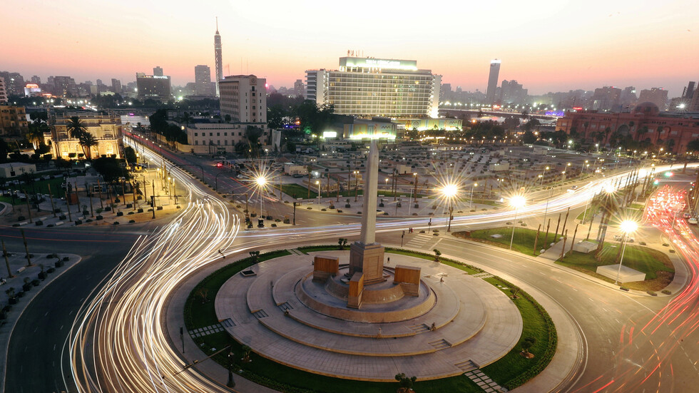 مصر.. مخرج مشهور يهاجم قرارا لمحافظ القاهرة