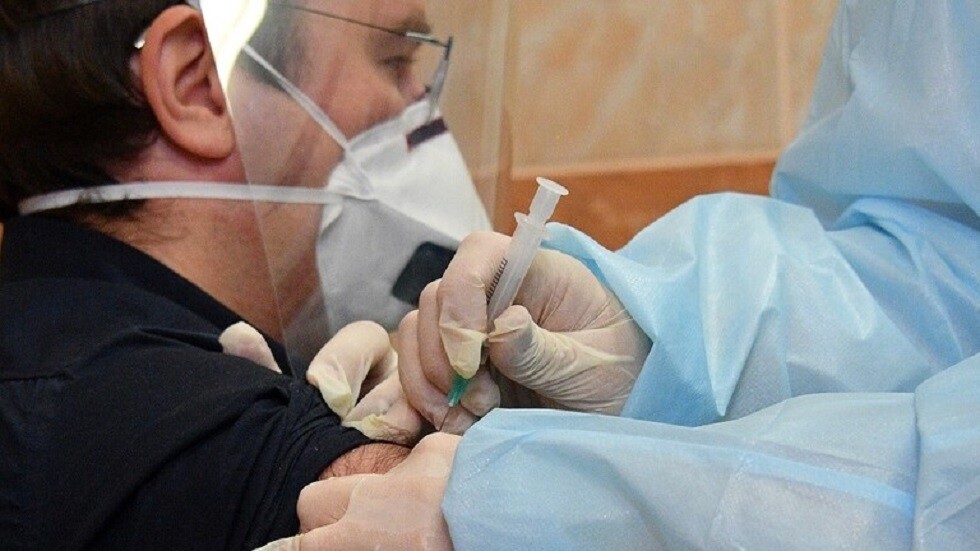 ما تأثير اللقاح في الشخص المصاب بـ "كوفيد-19"؟