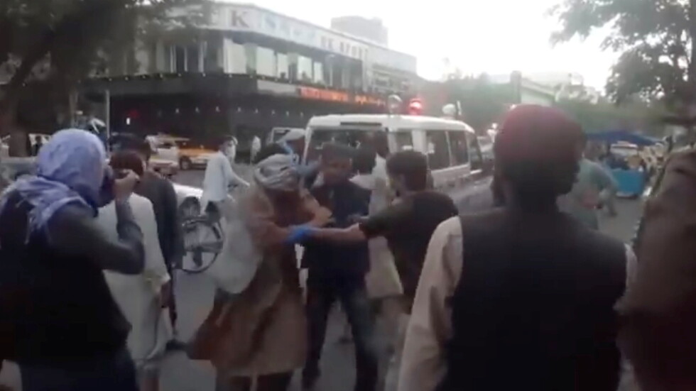 شاهد  ما حصل في محيط مطار كابل عقب الانفجار الأول