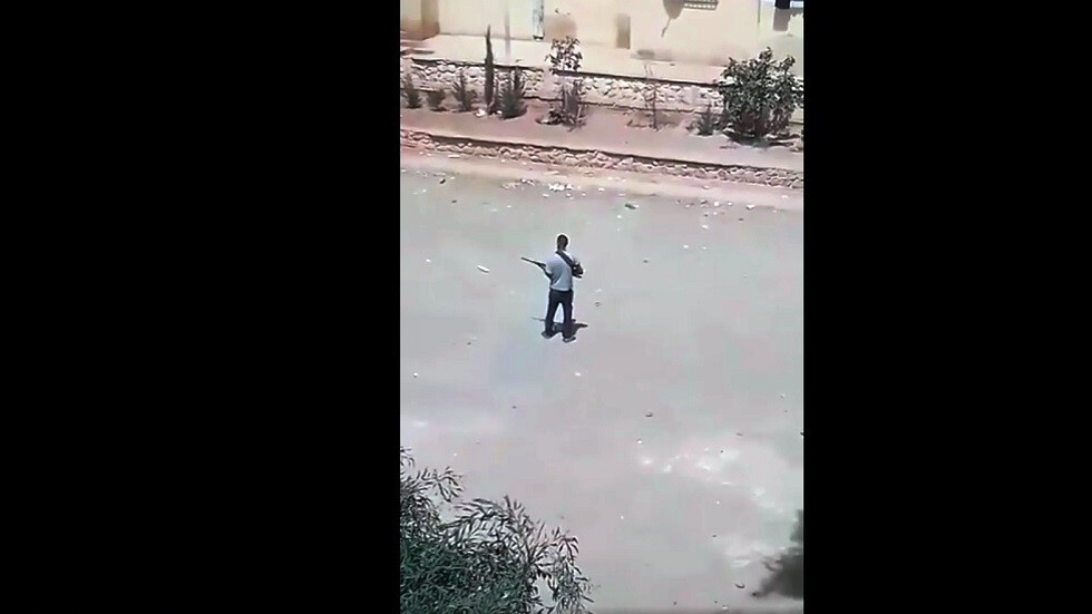 الجزائر.. أب يطلق النار عشوائيا على أصدقاء نجله محملا إياهم مسؤولية انتحار ابنه (فيديو)