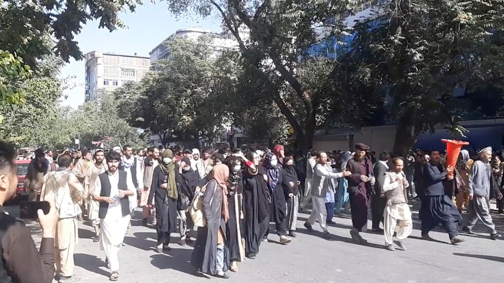 كابل.. إغلاق المصارف مستمر رغم تعليمات "طالبان" ومئات المحتجين يطالبون بأموالهم