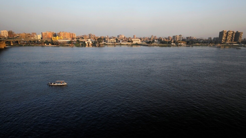 أب مصري يتسبب بانتحار ابنه الذي كتب وصيته قبل أن يلقي بنفسه في النيل (صور)