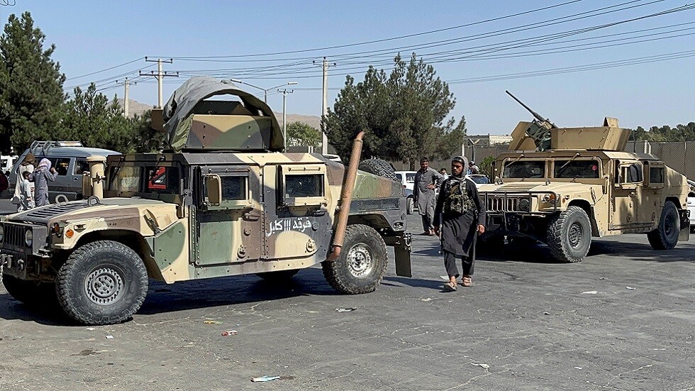 "رويترز": طالبان في انتظار الإشارة الأخيرة من الأمريكيين لتولي السيطرة الكاملة على مطار كابل