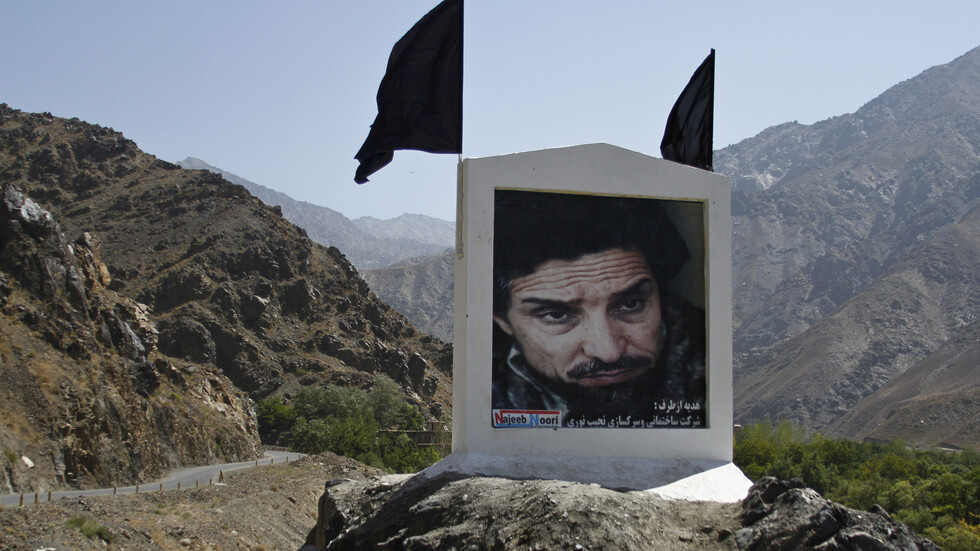 وسط التصعيد حول بنجشير.. رئيس طاجيكستان يمنح القيادي الأفغاني الراحل أحمد شاه مسعود وساما بارزا