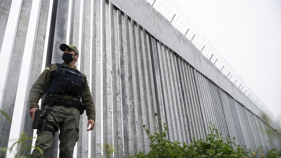 شرطة اليونان تعثر على سوري مصاب بعيار ناري قرب الحدود مع تركيا