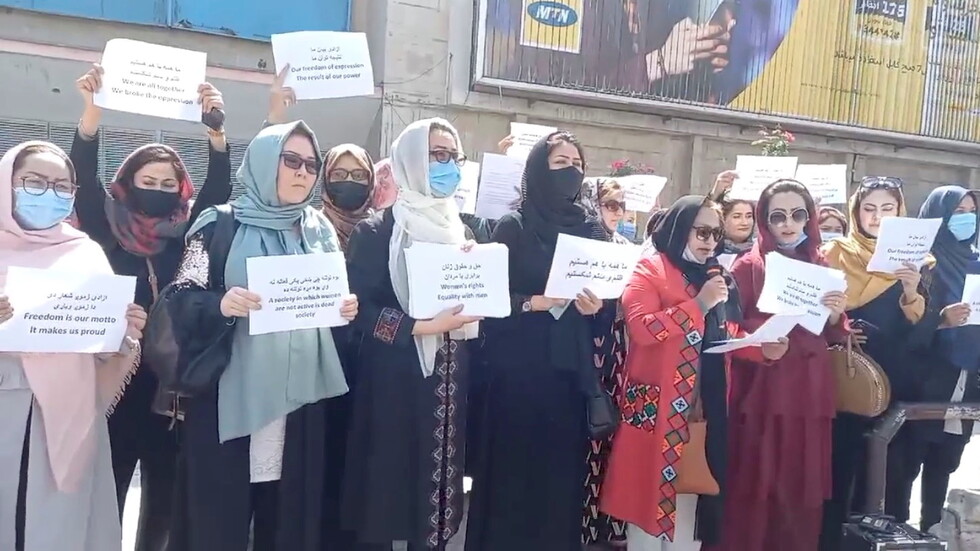 "طالبان" تلزم طالبات الجامعات والمعاهد الخاصة بارتداء النقاب والدراسة في فصول غير مختلطة