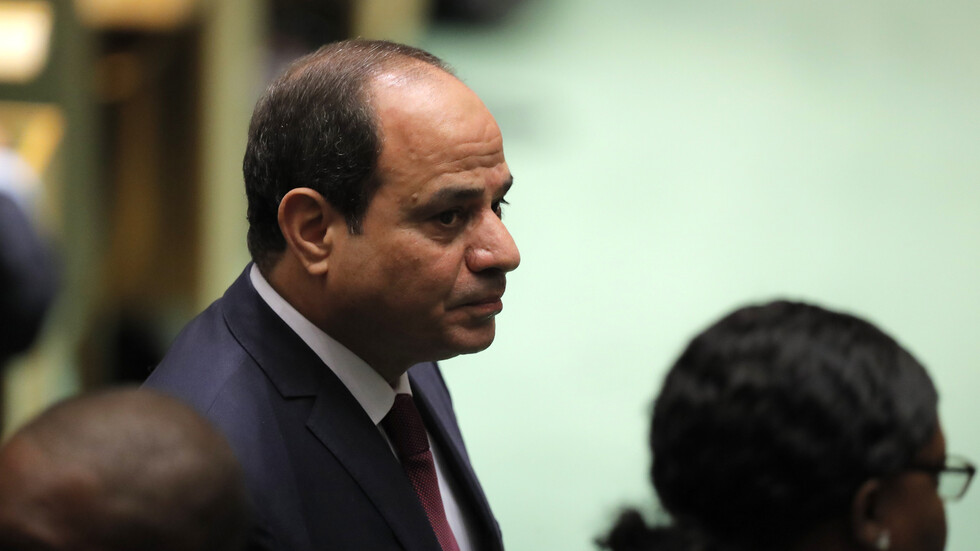 السيسي يطالب بتعويض عدد من المصريين