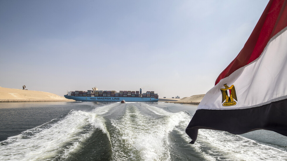 قناة السويس تصدر بيانا بعد جنوح سفينة