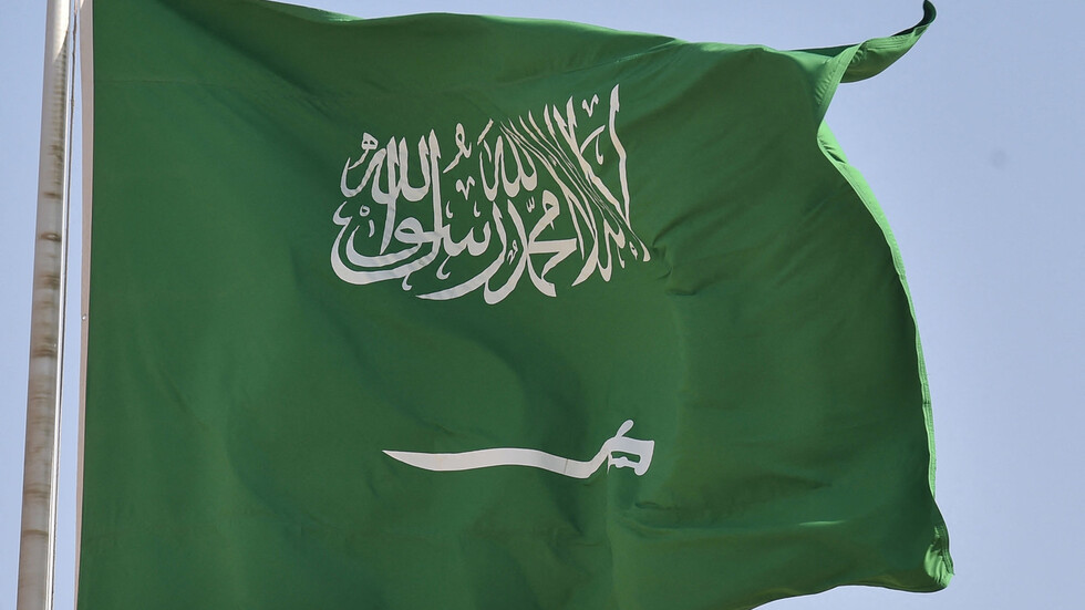 السفير الصيني لدى السعودية مرتديا زيا سعوديا تقليديا: "جالس أتعلم لبس البشت" (صورة)