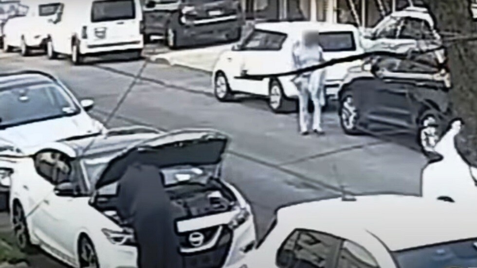 شاهد.. شرطة نيويورك تنشر فيديو لجريمة قتل مروعة وسط المدينة