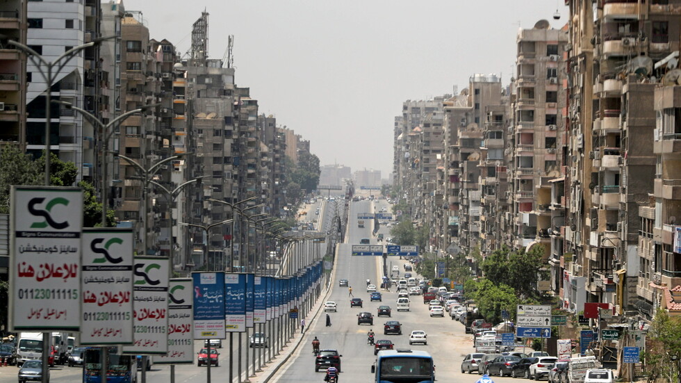 شاب مصري يبتكر سيارة تعمل بضغط الهواء بدلا من الوقود 