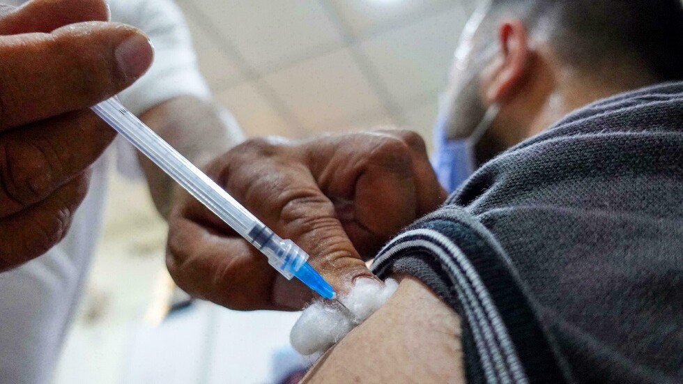 خبراء دوليون: الجرعة الثالثة من لقاح "كوفيد-19" غير ضرورية للجميع