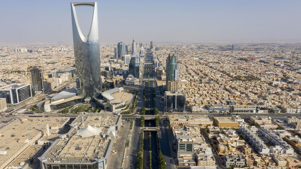 مصرع شاب سعودي طار من سيارته إثر انقلابها على طريق جدة مكة (فيديو)