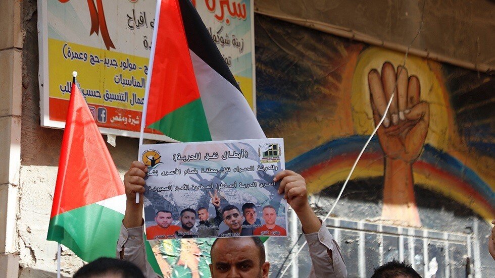 الأسرى الفلسطينيون يستعدون لإضراب مفتوح عن الطعام يتبعه إضراب عن الماء