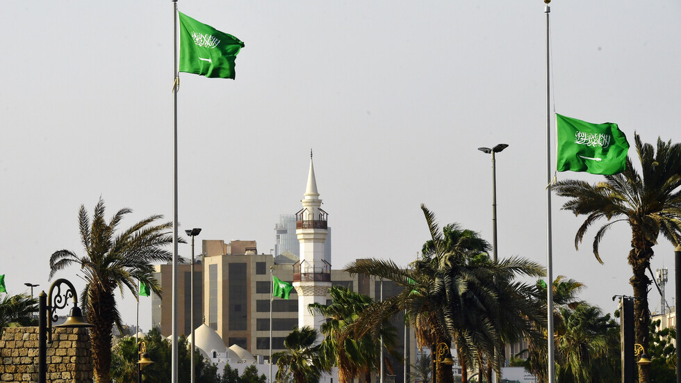وزير الحرس الوطني السعودي يشهد توقيع ثلاث مذكرات تفاهم مع شركات عربية وأجنبية