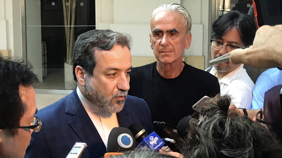 إيران تعفي كبير مفاوضيها النوويين من منصبه في الخارجية