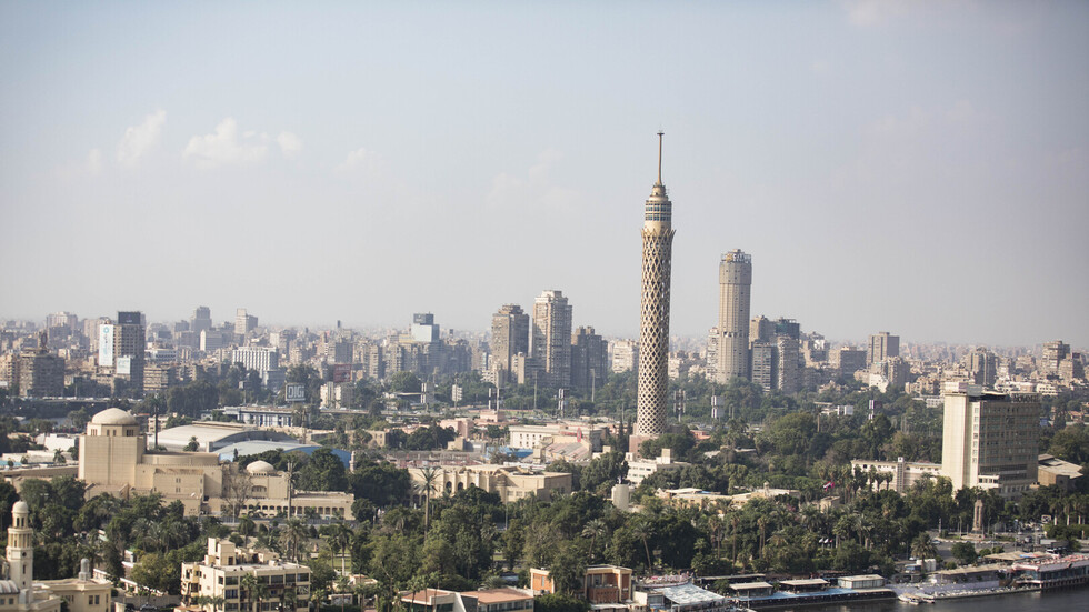 مصر.. لص يسرق مراوح مسجد في وضح النهار
