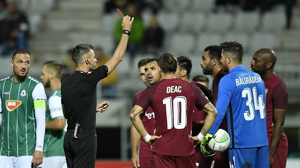 شاهد.. لاعب يلمس الكرة 3 مرات بيده لمنعها من دخول المرمى بطريقة "كوميدية"