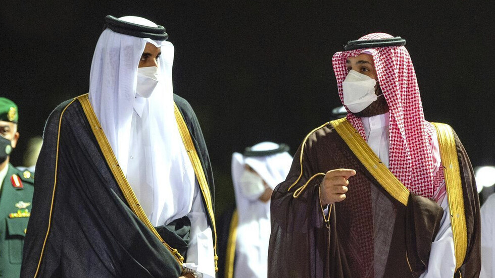 شاهد.. لقاء يجمع ولي عهد السعودية وأمير وقطر ومستشار الأمن القومي الإماراتي