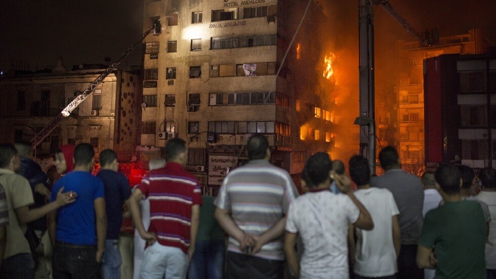 مصر.. لقطات تحبس الأنفاس توثق محاولة إنقاذ أم وطفلتها خلال حريق