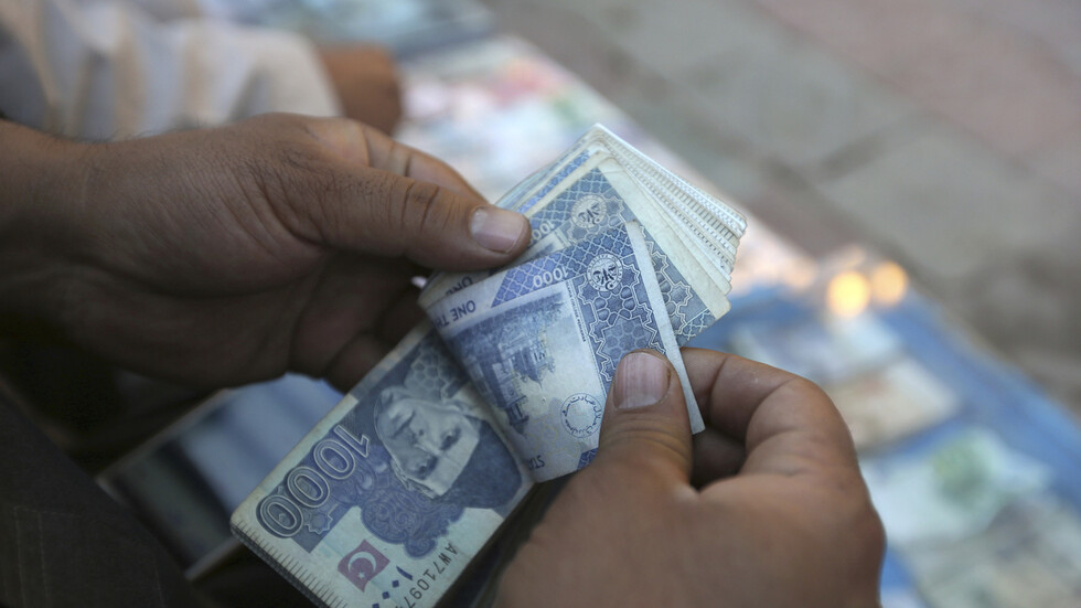 تدافع وطوابير لأيام.. فيديو يظهر معاناة المودعين أمام البنوك في أفغانستان