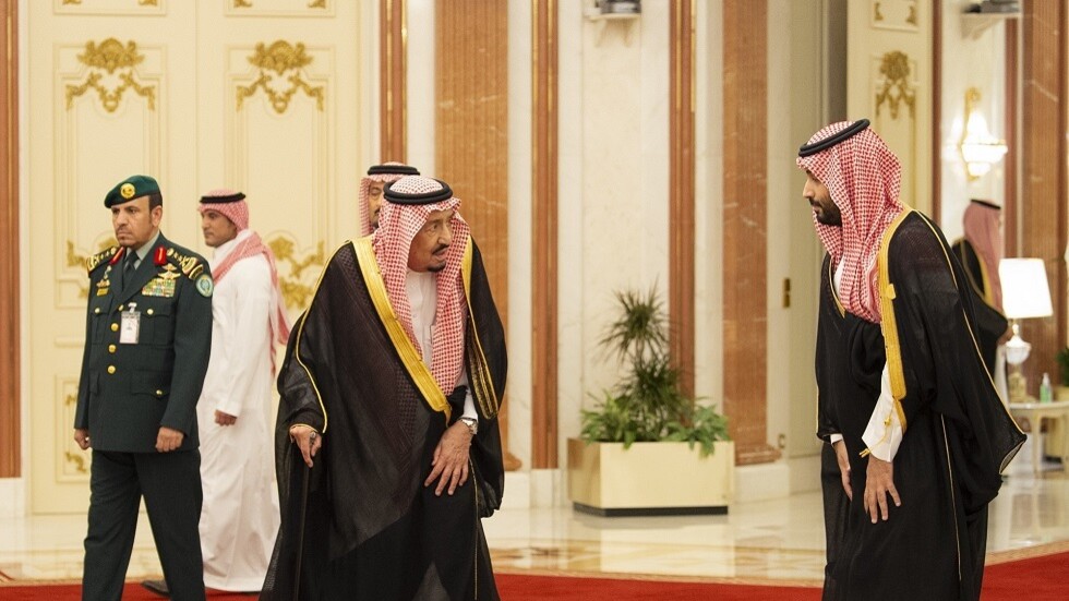 الملك السعودي وولي عهده يعزيان السيسي