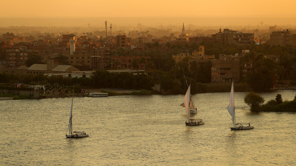 تعويم المركب المائل في نهر النيل في مصر بعد أسبوعين من الأزمة