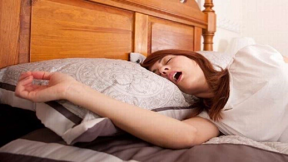 عامل غير متوقع في منزلك قد يكون مسؤولا عن  شخيرك وكيف تتخلص منه