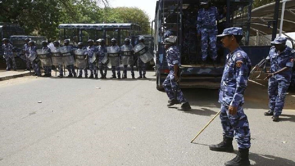 السودان.. إضرام النار بعربة للشرطة وسط الخرطوم (صورة + فيديو)